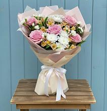 Букет цветов из:  Гвоздики, Орхидеи и Розы в Чебаркуле