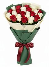 Букет Микс из красных и белых роз в Чебаркуле