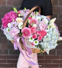 Композиция солнечный день в Чебаркуле Цветочная композиция из Розы, Хризантемы, Пионы и Лизиантусы в корзине в Чебаркуле