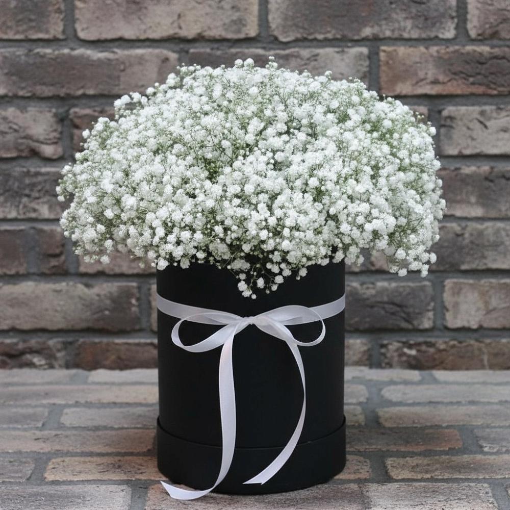 Цветочная композиция из Гипсофила в шляпной коробке в Чебаркуле