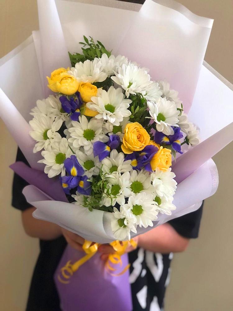 Букет цветов из: Ирисы, Хризантемы и Розы в Чебаркуле