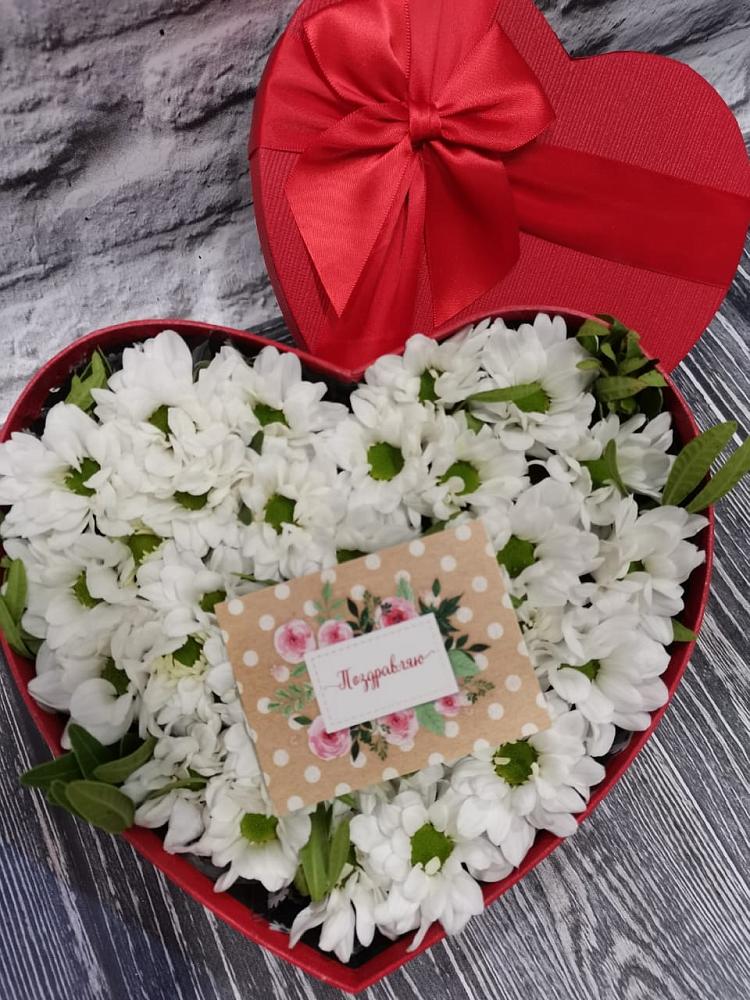 Цветочная композиция из Хризантемы в виде сердца в Чебаркуле