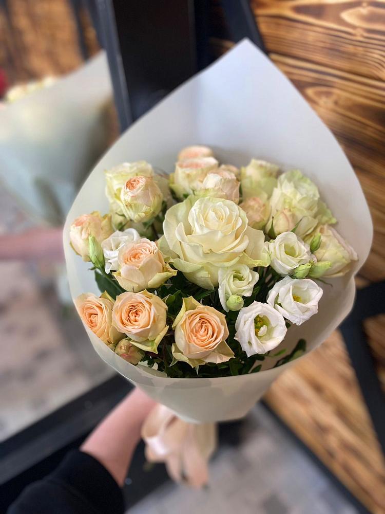 Букет цветов из: Розы и Лизиантусы в Чебаркуле